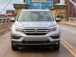 Honda отзовет почти 800 тыс. машин. У них открывается капот на ходу