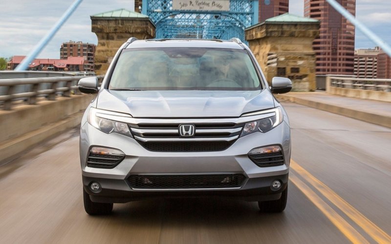 
            Honda отзовет почти 800 тыс. машин. У них открывается капот на ходу
        