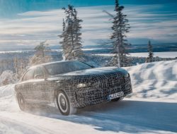BMW начала испытания нового седана у Полярного круга. Фото