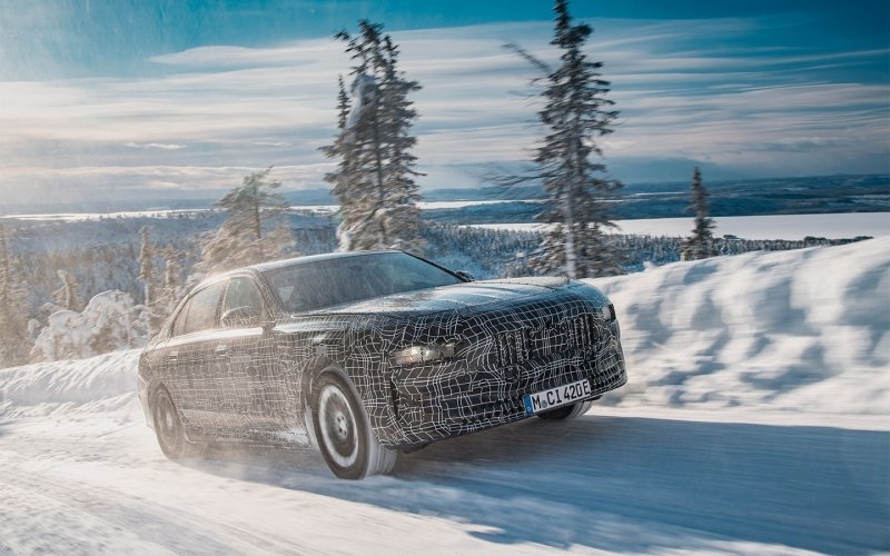 
            BMW начала испытания нового седана у Полярного круга. Фото
        