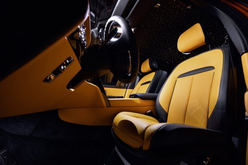 
            Rolls-Royce посвятил спецверсию Cullinan атмосфере московских ночей
        