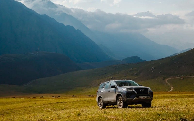 
            Горы счастья. Экспедиция по Северному Кавказу на Toyota Fortuner
        