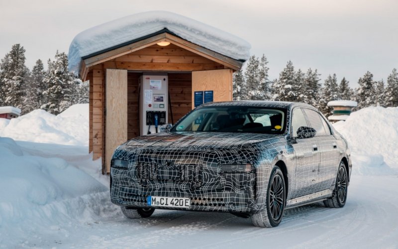 
            BMW начала испытания нового седана у Полярного круга. Фото
        