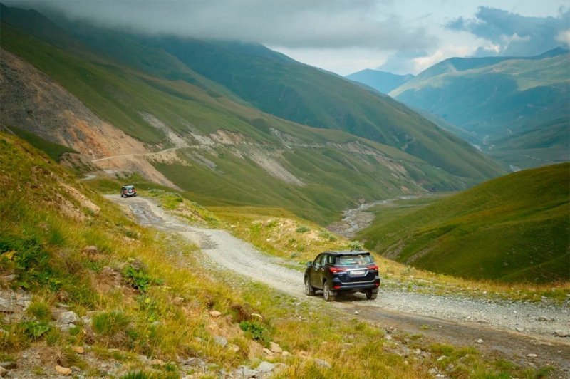 
            Горы счастья. Экспедиция по Северному Кавказу на Toyota Fortuner
        