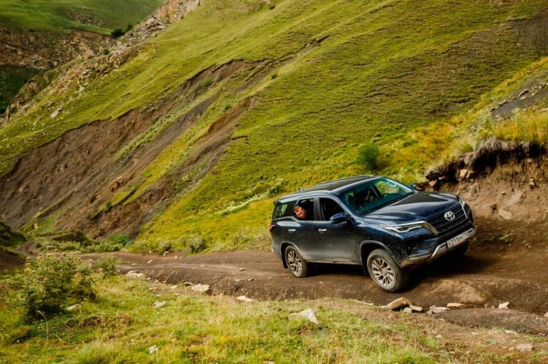 
            Горы счастья. Экспедиция по Северному Кавказу на Toyota Fortuner
        
