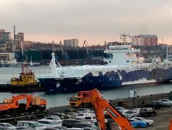 Во Владивосток прибыл сухогруз с десятками заледеневших иномарок. Видео