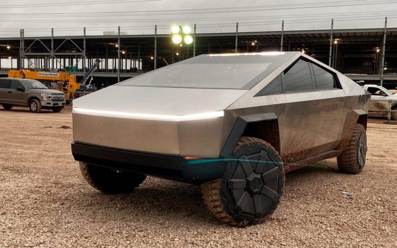 
            Tesla Cybertruck получит версию с 4 электромоторами. Новые подробности
        