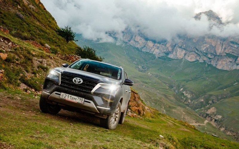 
            Горы счастья. Экспедиция по Северному Кавказу на Toyota Fortuner
        