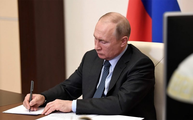 
            Путин разрешил полиции вскрывать чужие автомобили. Список причин
        