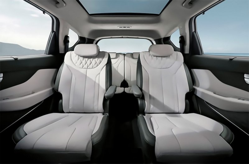 
            Кроссоверу Hyundai Santa Fe добавили 6-местную версию
        