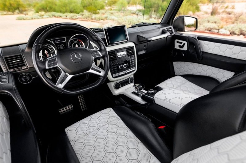 
            Редкий шестиколесный Mercedes G-Glass от Brabus продадут за $1,1 млн
        