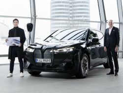 BMW передала клиенту миллионный электрифицированный автомобиль