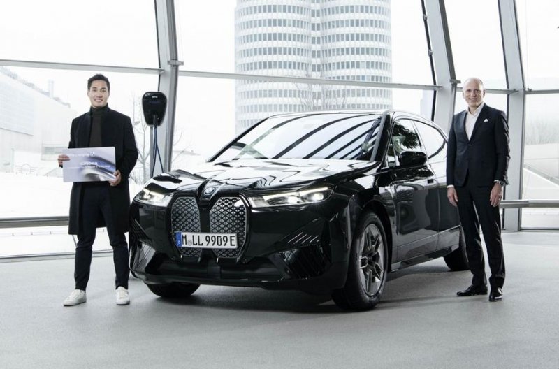 BMW передала клиенту миллионный электрифицированный автомобиль