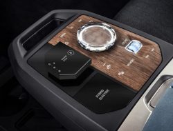 BMW выведет на селектор коробки передач новые функции