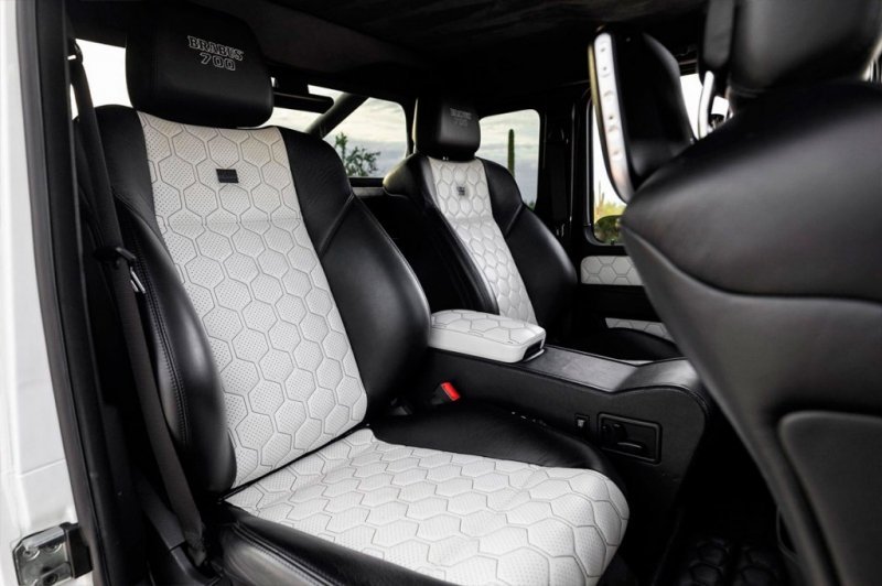 
            Редкий шестиколесный Mercedes G-Glass от Brabus продадут за $1,1 млн
        