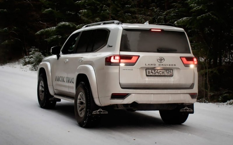 
            Новый Toyota Land Cruiser 300 получил экстремальную версию в России
        