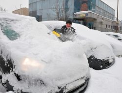 Водителей просят очищать машины от снега перед поездкой. Почему это важно