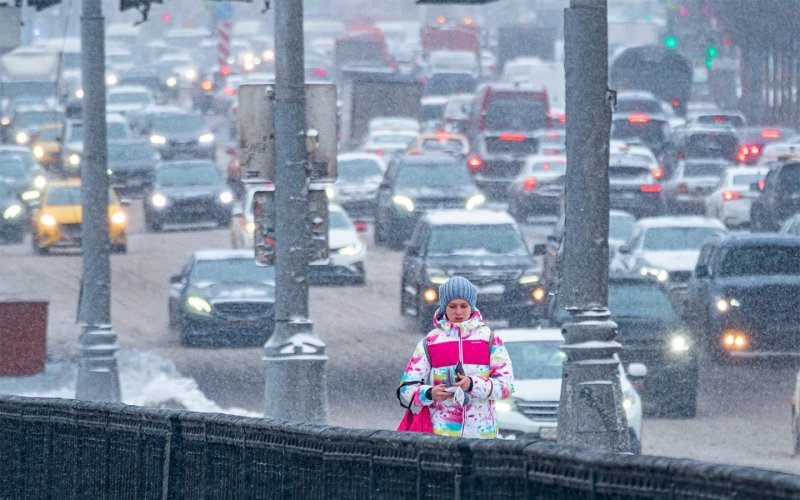 
            Московских водителей предупредили о 10-балльных пробках вечером
        