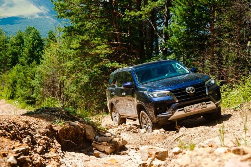 
            Горы счастья. Экспедиция по Северному Кавказу на Toyota Fortuner
        