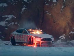 В Финляндии взорвали Tesla Model 3 с манекеном Илона Маска. Видео