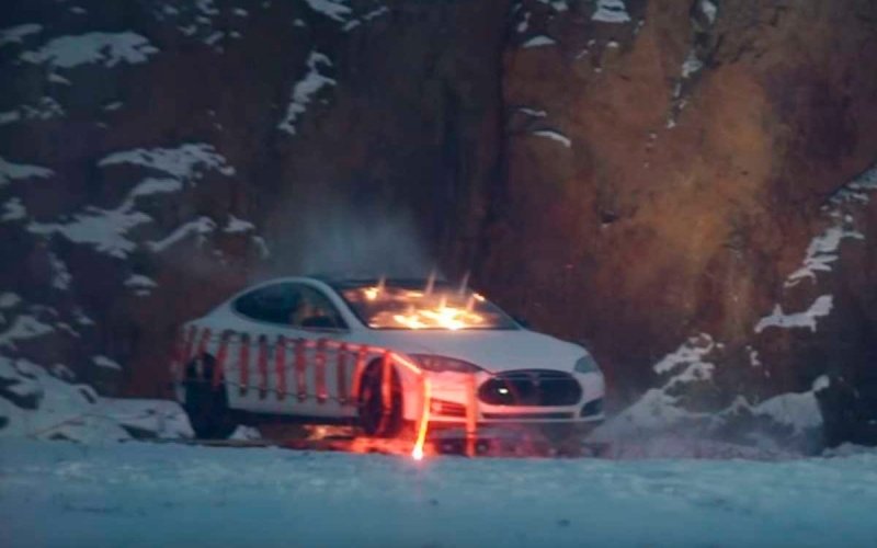 
            В Финляндии взорвали Tesla Model 3 с манекеном Илона Маска. Видео
        