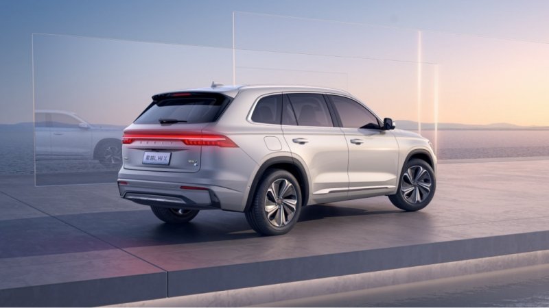 
            Кроссовер Geely KX11 получил гибридную версию
        