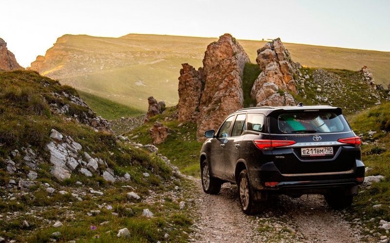
            Горы счастья. Экспедиция по Северному Кавказу на Toyota Fortuner
        