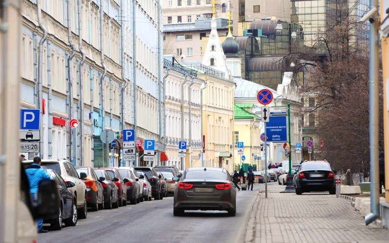 
            «Для Москвы хорошая цена». Что водители думают про парковку за 450 рублей
        