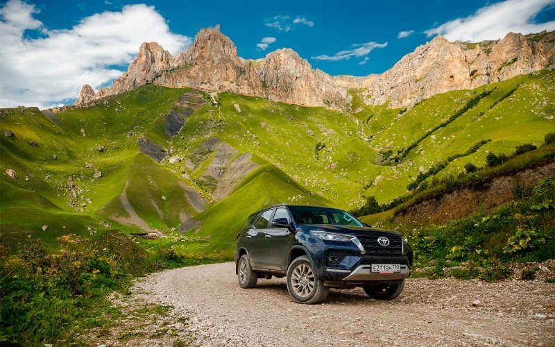 
            Горы счастья. Экспедиция по Северному Кавказу на Toyota Fortuner
        