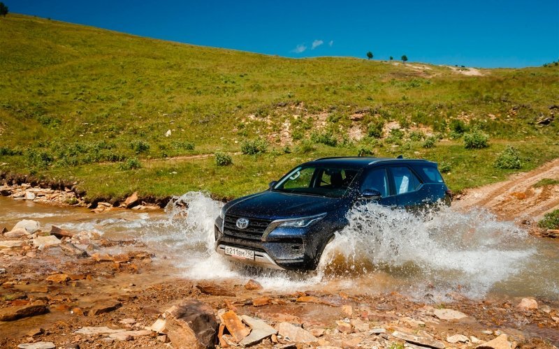 
            Горы счастья. Экспедиция по Северному Кавказу на Toyota Fortuner
        