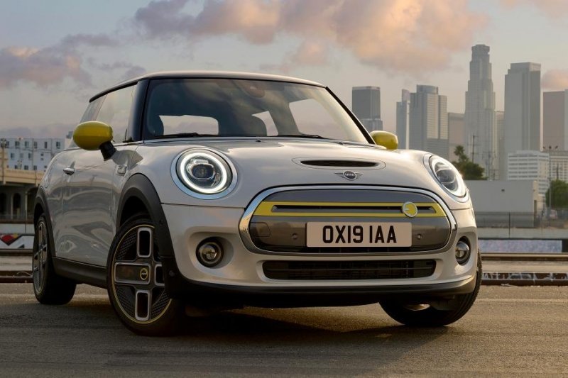 Электрический MINI Cooper для России: объявлены цены и сроки появления
