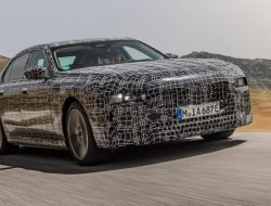 Электрический седан BMW i7 испытали экстремальной жарой и пылью