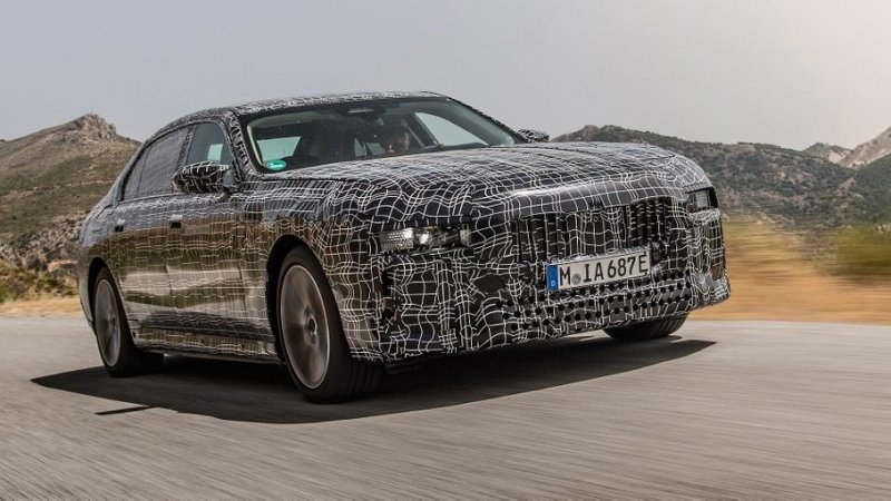 Электрический седан BMW i7 испытали экстремальной жарой и пылью