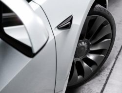 Электрокары Tesla научились следить за износом шин в реальном времени