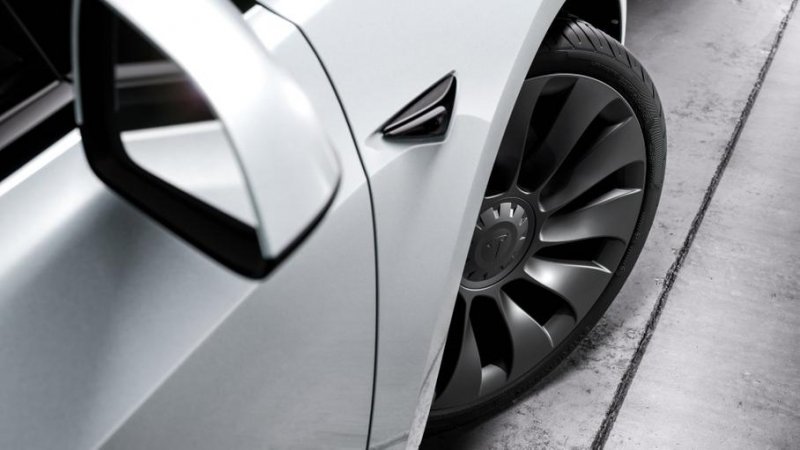 Электрокары Tesla научились следить за износом шин в реальном времени