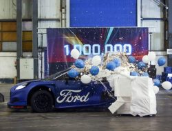 Гоночный Ford Puma устроил эффектный заезд по заводу в Румынии
