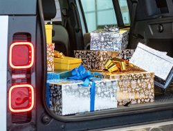 Как Jaguar Land Rover помогает российским детям и людям преклонного возраста