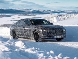 Компания BMW вывела на тесты новый седан i7