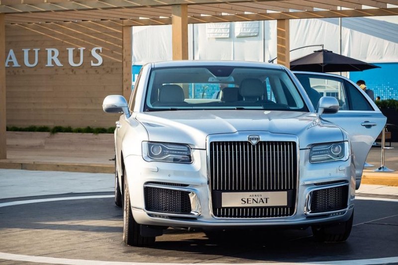 Лукашенко пересядет с Maybach на Aurus, которые закупят в кредит от российского банка