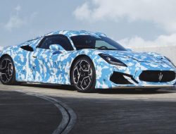 Maserati MC20 в кузове родстер: первые фотографии