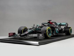 Масштабную модель болида Mercedes-AMG F1 продают по цене нового GLA