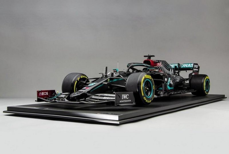 Масштабную модель болида Mercedes-AMG F1 продают по цене нового GLA