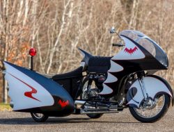 Мотоцикл Бэтмена, построенный на базе 55-летней Yamaha, пустят с молотка за четыре миллиона рублей
