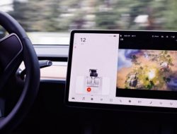 На экране Tesla теперь можно играть в видеоигры. И это не нравится властям