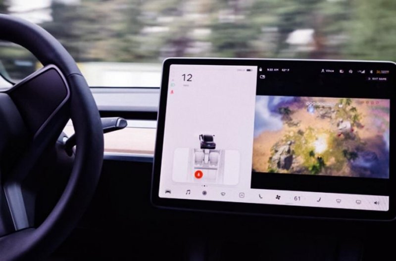 На экране Tesla теперь можно играть в видеоигры. И это не нравится властям