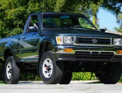 На продажу выставили пикап Toyota, простоявший в гараже 28 лет