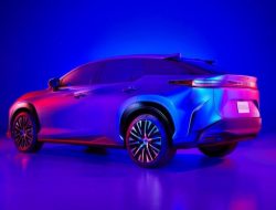 Новый кроссовер Lexus, 16 электрокаров Toyota и рамный внедорожник Ford: главное за неделю