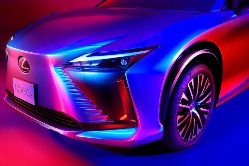 Новый кроссовер Lexus, 16 электрокаров Toyota и рамный внедорожник Ford: главное за неделю