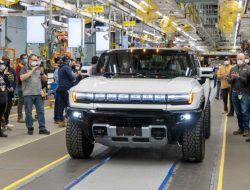 Первая партия пикапов GMC Hummer отправлена заказчикам