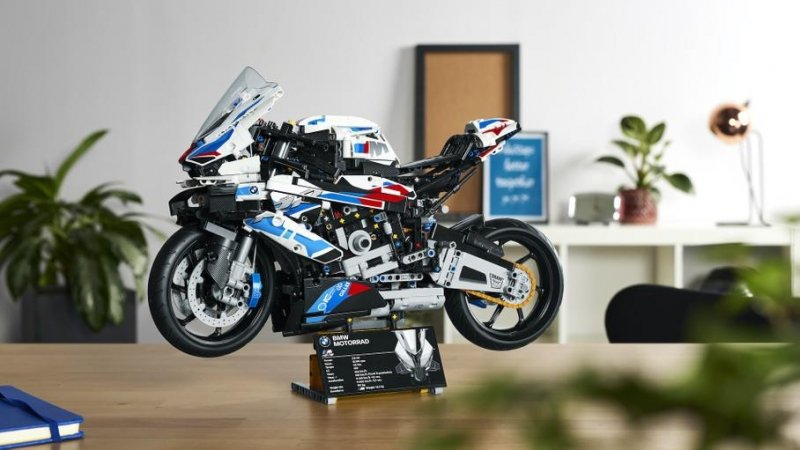 Первый M-супербайк BMW превратили в набор Lego